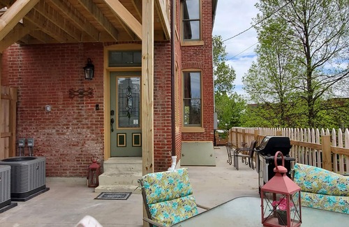 Soulard Casa | NEW!! Luxurious Soulard Townhome w/ Brewery Views!