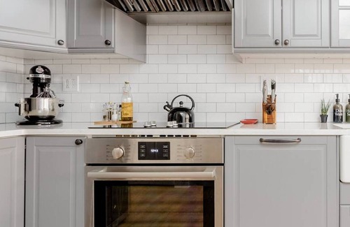 Hoboken Apartamento | NEW! Luxury 1-bedroom duplex - 10 min to NYC/Times Square
