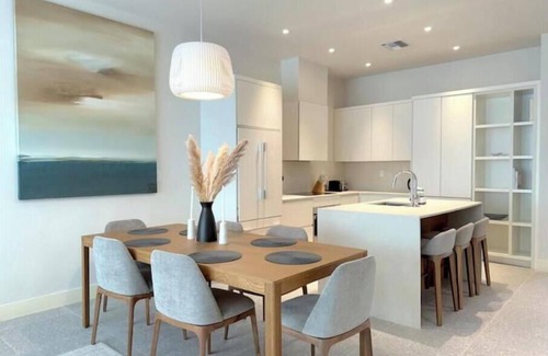 Westwind Apartamento | New luxury 3bd - Gated - Pool Beach and Gym access - Quiet area - Up to 6 people