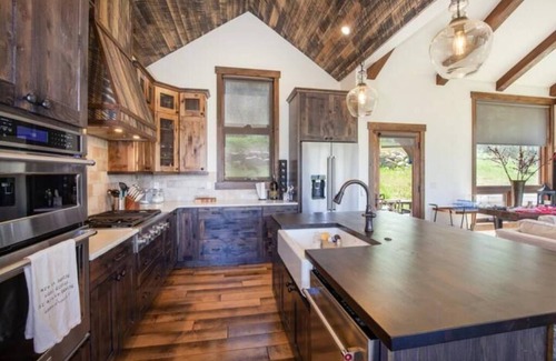 Forest Hills Casa | NEW luxury 4 Bedroom Home with spectacular views
