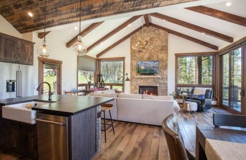 Forest Hills Casa | NEW luxury 4 Bedroom Home with spectacular views