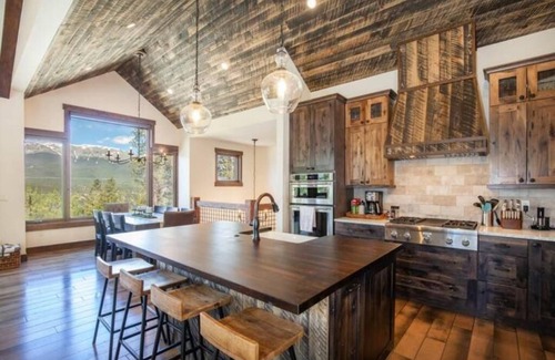 Forest Hills Casa | NEW luxury 4 Bedroom Home with spectacular views