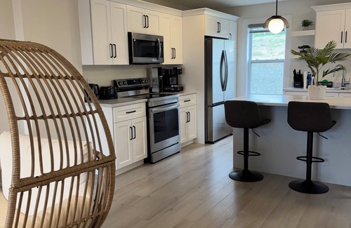 Terra Nova Casa | New Luxury 4-Bedroom Getaway, St. John's| 3.5 Bath| Free Parking| Private Patio