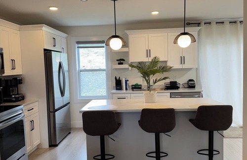 Terra Nova Casa | New Luxury 4-Bedroom Getaway, St. John's| 3.5 Bath| Free Parking| Private Patio