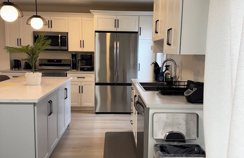 Terra Nova Casa | New Luxury 4-Bedroom Getaway, St. John's| 3.5 Bath| Free Parking| Private Patio