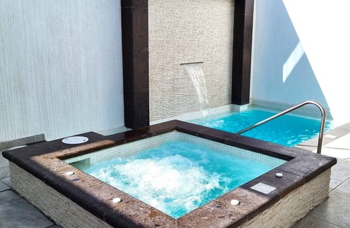 Acuario Villa | New Luxury 4BR Private Heated Pool and Jacuzzi Villa.