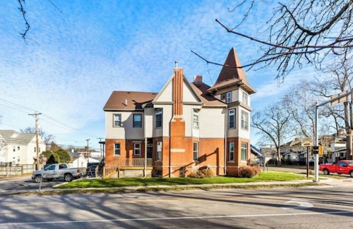 Bloomington Apartamento | New! Luxury Apartment! Centrally Located!