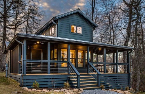 Tracy City Casa | New Luxury Cabin by Lake ~ Book today!