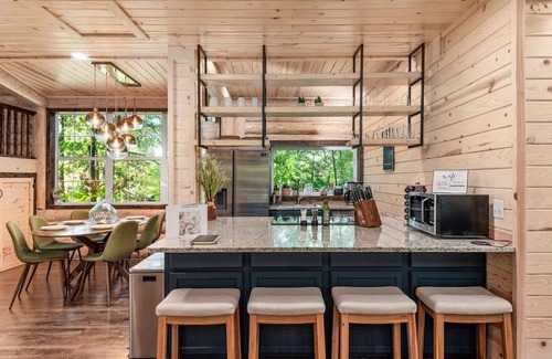 Eureka Springs Cabina | New Luxury Cabin w/ King Beds, Game Room and Fire Pit