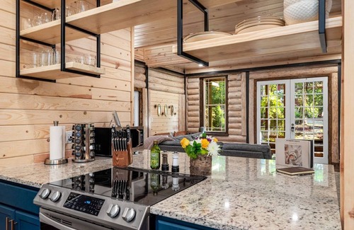 Eureka Springs Cabina | New Luxury Cabin w/ King Beds, Game Room and Fire Pit