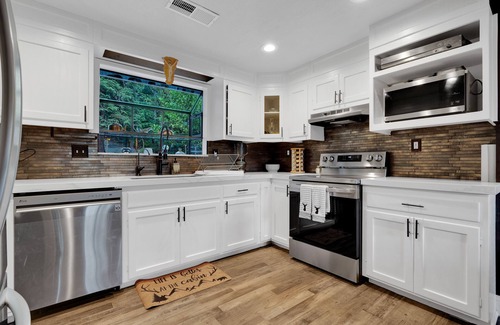 Croft Cabina | NEW! Luxury Cabin W/Deck, views & Playground! Pool, Slots, Fun, Snow !