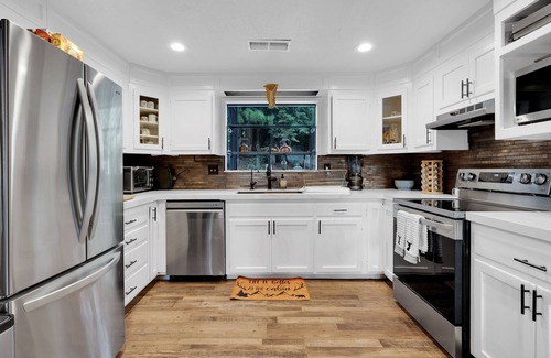 Croft Cabina | NEW! Luxury Cabin W/Deck, views & Playground! Pool, Slots, Fun, Snow !