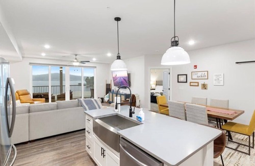 Camdenton Condominio | New Luxury Condo Near the Cave