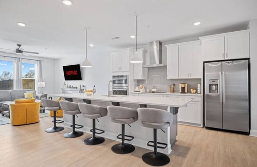 Wake Forest Condominio | New Luxury Condo w/ Rooftop Terrace, EV Charger, Walk to Downtown Wake Forest!