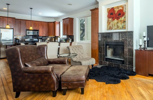 Ukrainian Village Condominio | NEW LUXURY CONDO WITH PATIO DECK