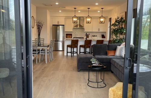 Saratoga Springs Condominio | New Luxury End Condo Unit