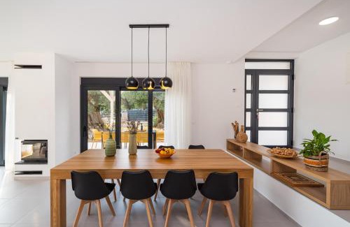 Lun Villa | New Luxury Family Villa Lun, 5-stars, 4 double bedrooms, pool