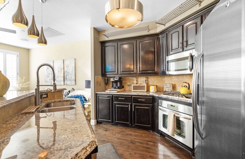 Legacy Park Casa | "New" Luxury & Highly furnished upscale w Patio, Garage & fireplace.