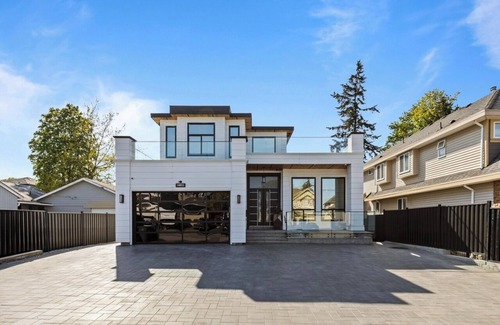 Surrey Casa | Luxury Home in Surrey Central | HVAC | Free Parking