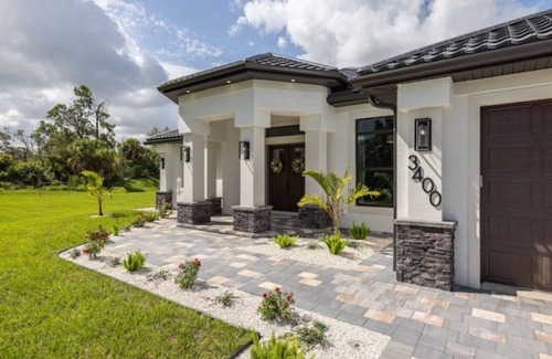 North Port Casa | New Luxury Home! Cozy & clean w/ Pool & Gym