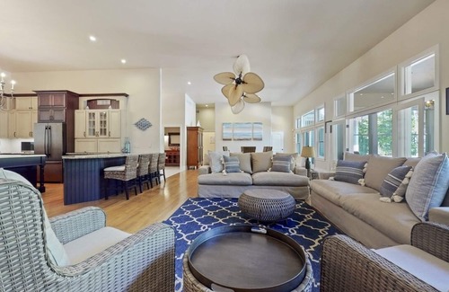 South Haven Casa | NEW Luxury Home-Heated Pool, Hot Tub, Pool House, Movie Theater & 3 Game Rooms!