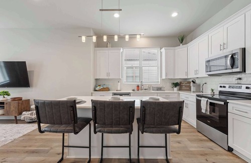 Youngsville Casa | New Luxury Home King Bed Garage