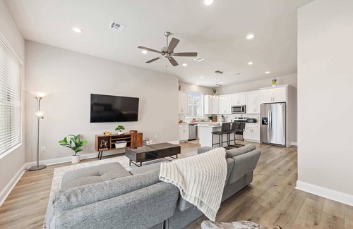 Youngsville Casa | New Luxury Home King Bed Garage