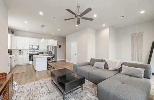 Youngsville Casa | New Luxury Home King Bed Garage