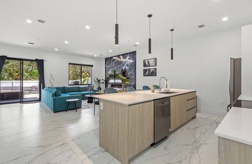Oakland Park Casa | New Luxury Home with Hot Tub & Game Room in Ft. Lauderdale - 10 min to Beach