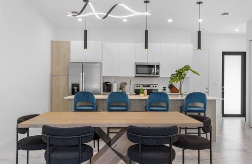 Oakland Park Casa | New Luxury Home with Hot Tub & Game Room in Ft. Lauderdale - 10 min to Beach