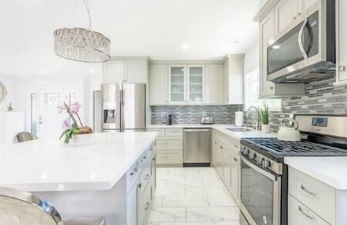 Los Angeles County Casa | New luxury house. Pool, spa, sauna. EV. Pets