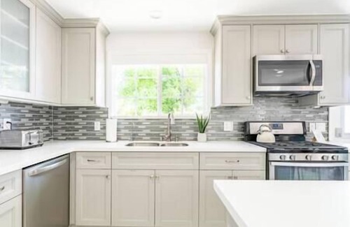 Los Angeles County Casa | New luxury house. Pool, spa, sauna. EV. Pets