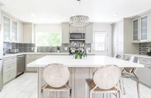 Los Angeles County Casa | New luxury house. Pool, spa, sauna. EV. Pets