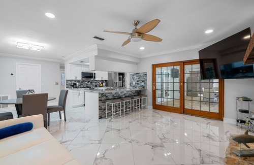 Greater Northdale Casa | 14 minutes from the airport,WiFi,13min Busch garden,BbQ,WiFi-LUxury HoMe