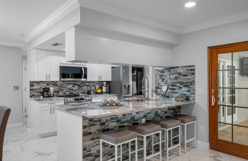 Greater Northdale Casa | 14 minutes from the airport,WiFi,13min Busch garden,BbQ,WiFi-LUxury HoMe