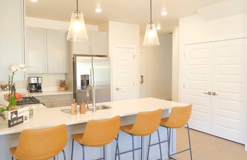 Lakeside Village Condominio | NEW! Luxury Keystone Condo with Mountain Views