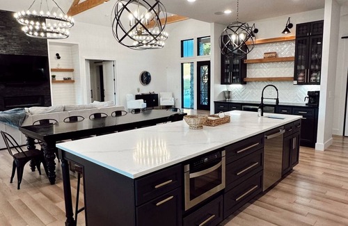Jacksboro Casa | New LUXURY LAKEFRONT home! Sleeps 17 w/private baths,bunks,games,dock,parking!
