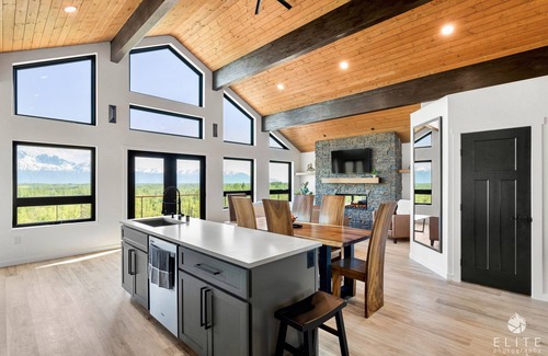 Gateway Casa | **NEW** Luxury Living close to popular hiking & skiing in Palmer Wasilla