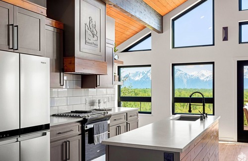 Gateway Casa | **NEW** Luxury Living close to popular hiking & skiing in Palmer Wasilla
