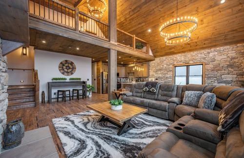 McHenry Casa | New! Luxury Lodge w/ Pool, Sauna & Theater