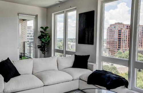 Home Park Apartamento | NEW Luxury Midtown Views , Sleeps 7, Free Parking