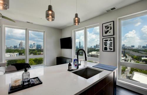 Home Park Apartamento | NEW Luxury Midtown Views , Sleeps 7, Free Parking