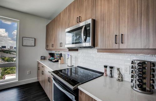 Home Park Apartamento | NEW Luxury Midtown Views , Sleeps 7, Free Parking