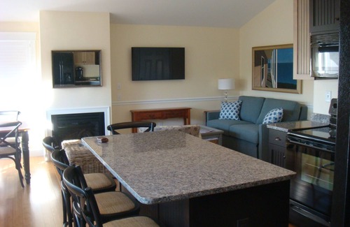 Kennebunk Condominio | NUEVO LUJO DE UN DORMITORIO CONDO, 4 plazas; CON balcón privado y vistas AGUA