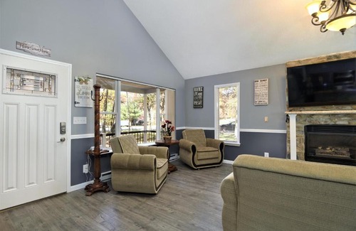 Long Pond Casa | NEW Luxury Pocono house -Newly renovated -Hot Tub -Game Room -Firepit -Pet Friendly -Near attractions
