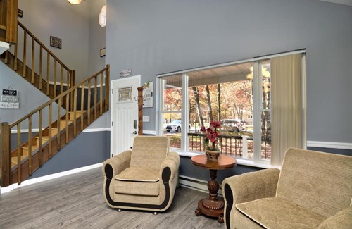 Long Pond Casa | NEW Luxury Pocono house -Newly renovated -Hot Tub -Game Room -Firepit -Pet Friendly -Near attractions