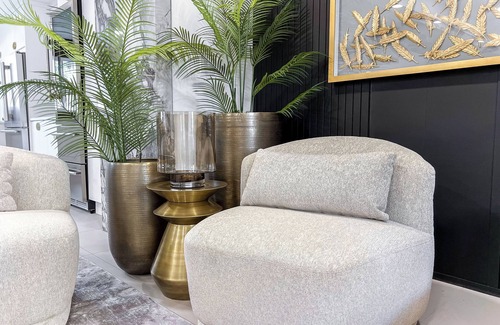 Northwest Edmonton Casa | *NEW*Luxury Retreat*Hot Tub*King Beds*Sleeps 8*A/C