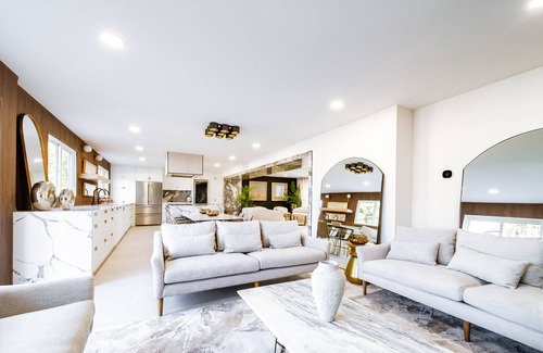 Northwest Edmonton Casa | NEW Luxury Retreat-Hot Tub-King Beds-Sleeps 8-A/C