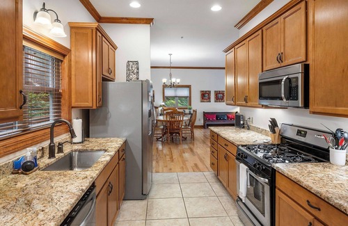 Whittier Condominio | Nuevo condominio Smoky Mountain Country Club de lujo ($ 99 / día de la semana hasta el 30 de junio)
