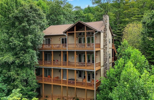Whittier Condominio | Nuevo condominio Smoky Mountain Country Club de lujo ($ 99 / día de la semana hasta el 30 de junio)
